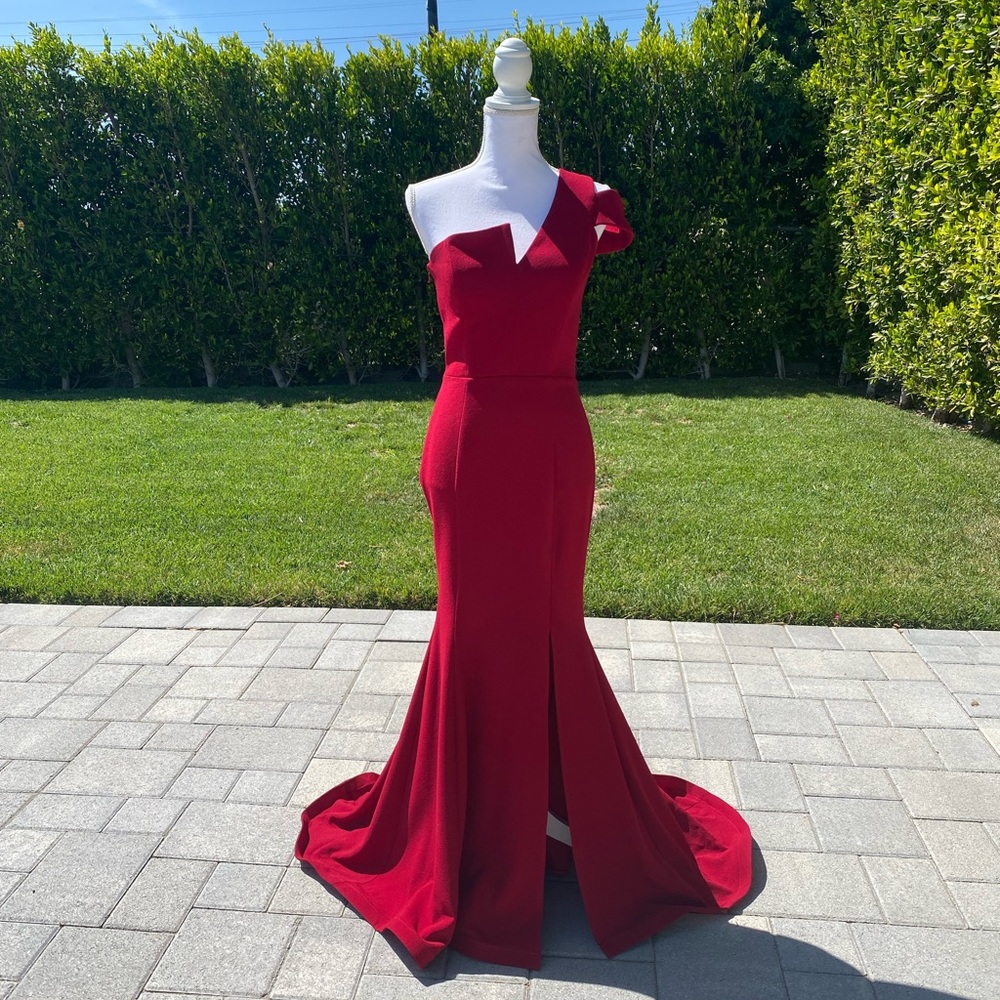 Stunning Nicole Bakti gown - size 6